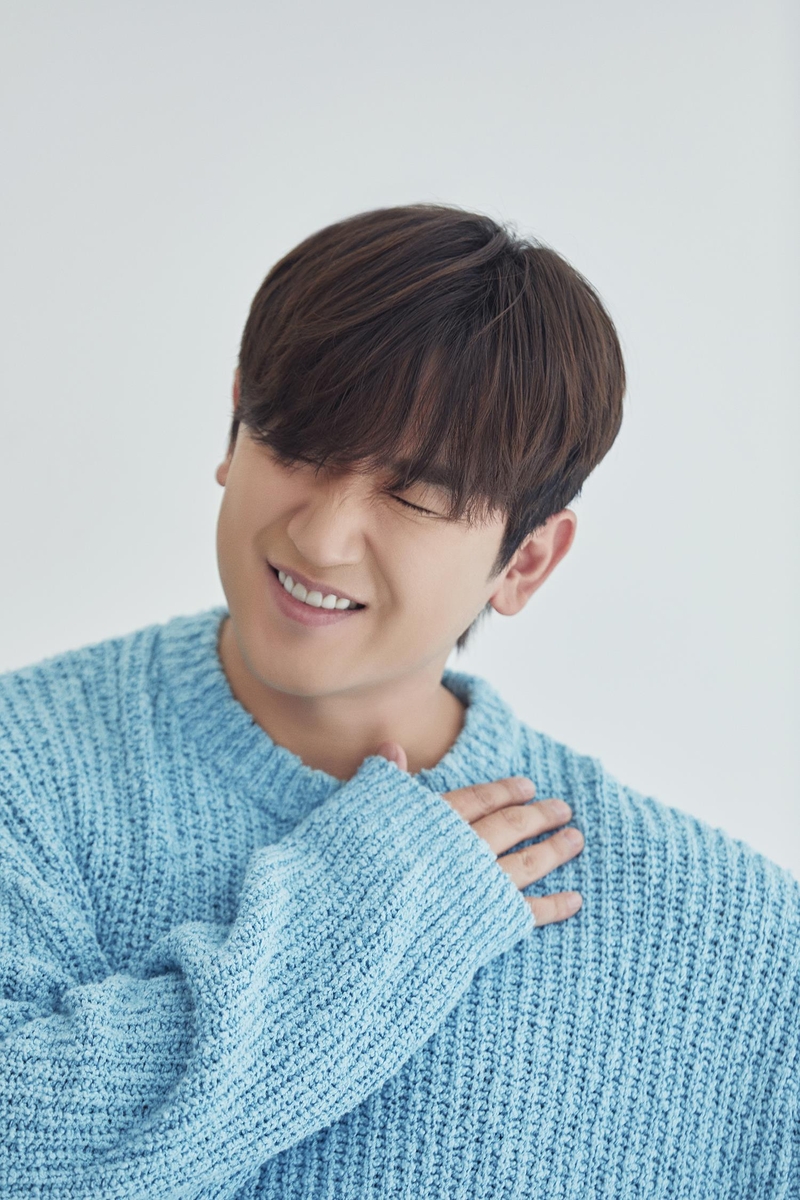 첫 개인전 연 가수 겸 미술 작가 이민우