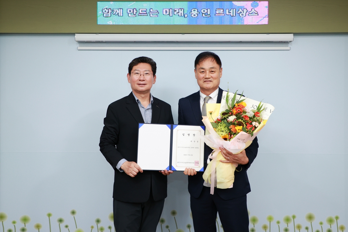 용인FC 초대 감독으로 선임된 최윤겸(오른쪽) 감독