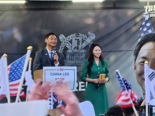 경찰, '李대통령 명예훼손 혐의' 모스 탄 수사…논란 속 연설