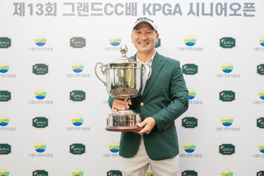강천구, KPGA 그랜드CC배 시니어오픈 우승…큰 욕심 안 낼 것