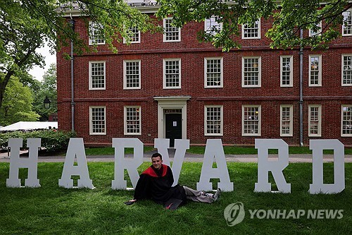 트럼프, '하버드대 지원금 중단' 소송 판사에 "완전한…