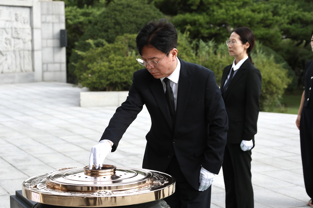 김영훈 노동장관, 현충원 참배…오후에는 산업현장 불시점검