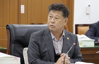 '노래방서 여직원 부적절한 접촉 의혹'…차남준 고창군의원 송치