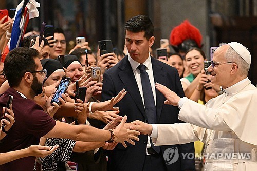 인플루언서들 만난 레오 14세 "마음의 만남 창조하라"