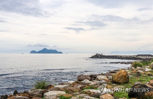 대만 이란현 앞바다 풍경. 멀리 거북 모양의 섬 구이산다오(龜山島)가 보인다. [사진/권혁창 기자]