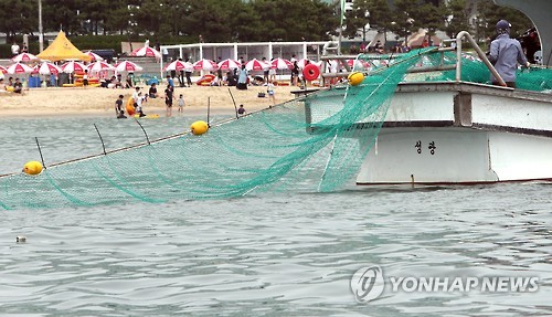 개장 한 달 만에 해운대 해수욕장에 해파리 차단망 설치…