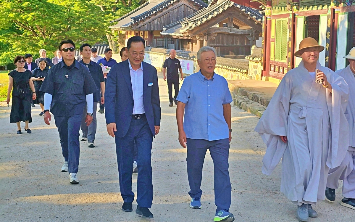 문재인 전 대통령, 휴가 중 해남 찾아 청년시절 고시방…