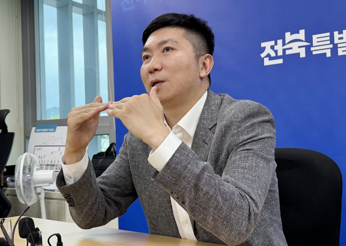 기자간담회에서 발언하는 유승민 대한체육회장