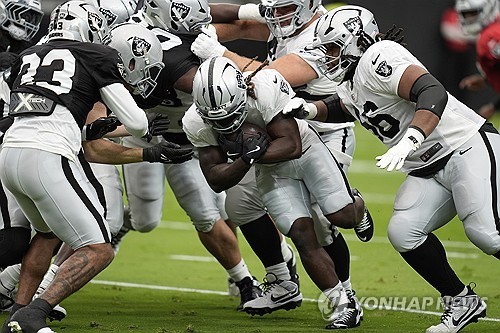 연습 중인 NFL 라스베이거스 레이더스 선수들.