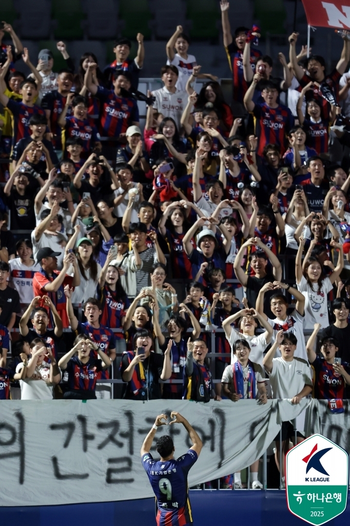 멀티골 넣은 수원FC 싸박