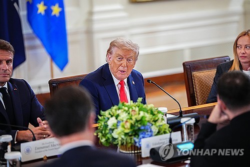 '우크라 종전' 논의 다자회담서 발언하는 트럼프(가운데)