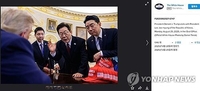 '결단의 책상'에 앉은 트럼프 설득하는듯한 李 대통령 사진 공개