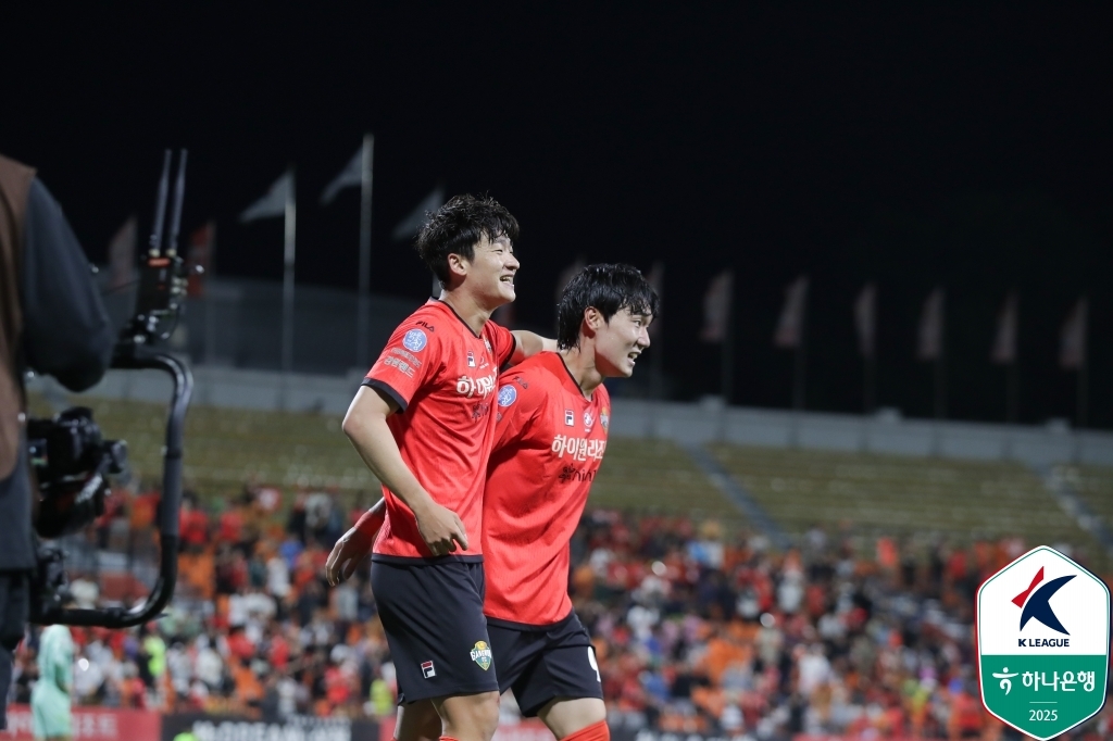 골 넣고 기뻐하는 강원 이상헌(왼쪽)