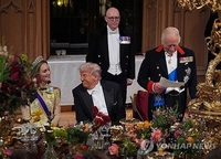 왕세자빈 바라보며 함박미소…英만찬장 트럼프 사진 눈길