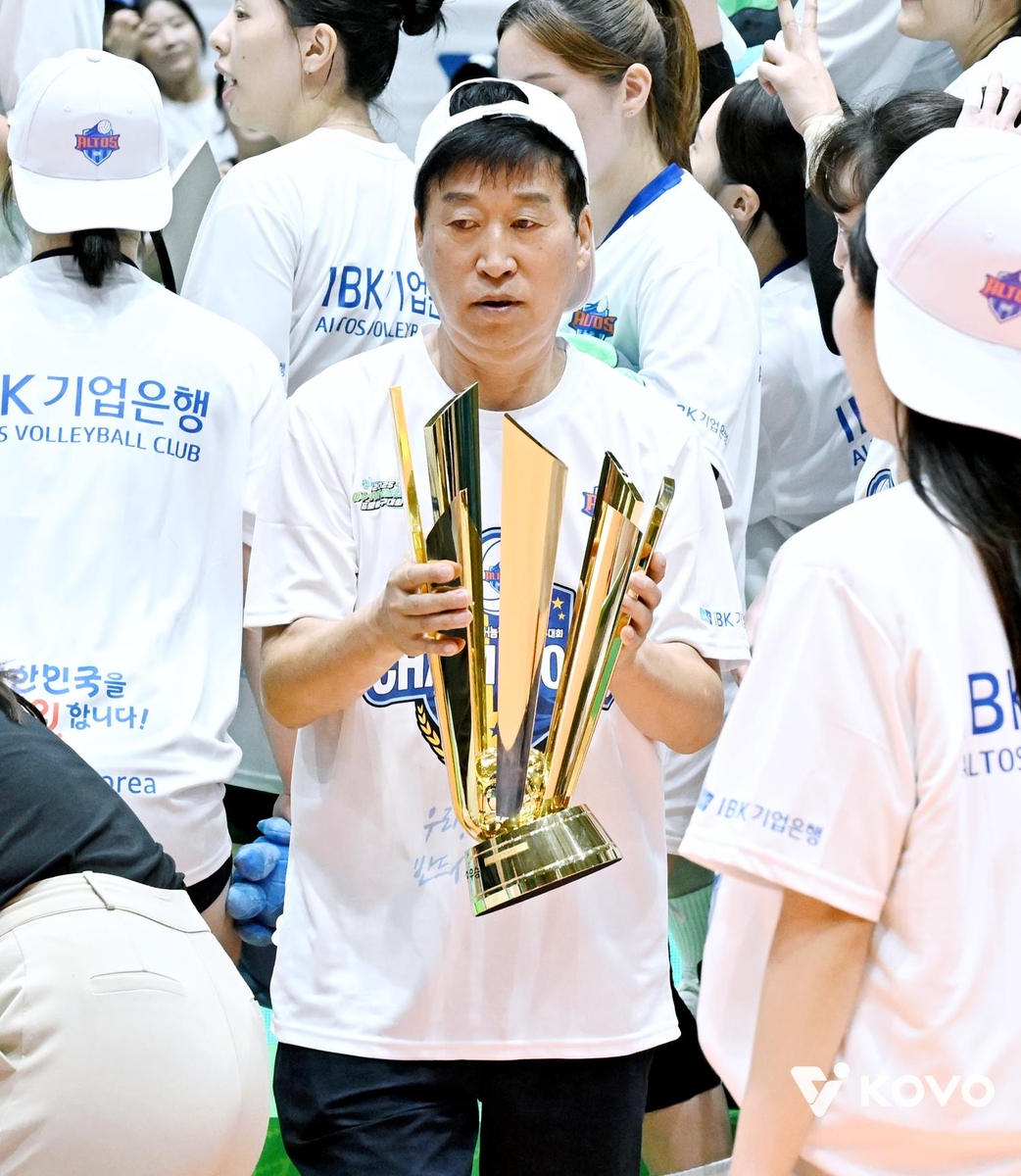 '컵대회 우승' 김호철 감독 "봄배구 목표, 욕심낸다면 챔프전도"