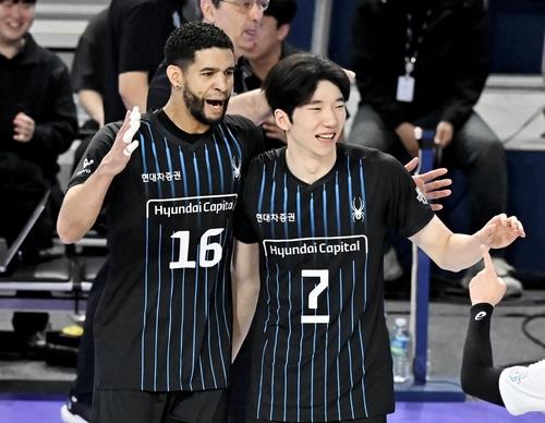 현대캐피탈의 쌍포인 레오(왼쪽)와 허수봉