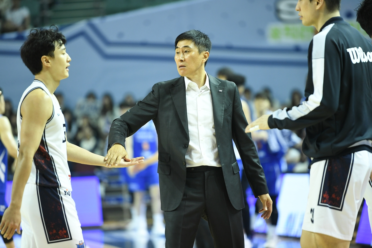 KCC의 허웅과 이상민 감독