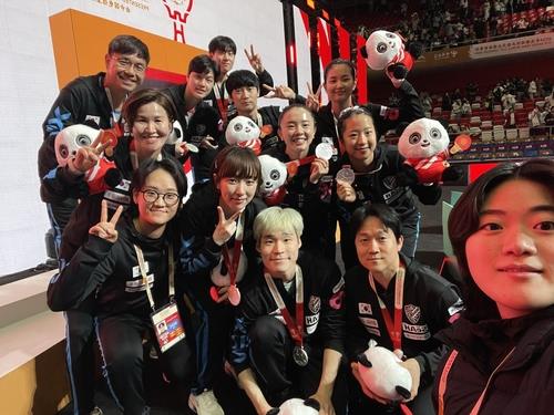 탁구 혼성단체 월드컵 준우승한 한국 선수단의 셀카 