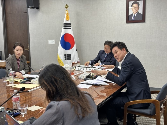 LA총영사관 국감에서 질의하는 김태호 의원