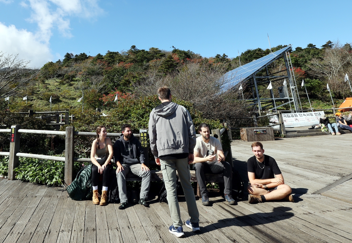 한라산 성판악 코스 탐방길 대피소에서 휴식하는 외국인들