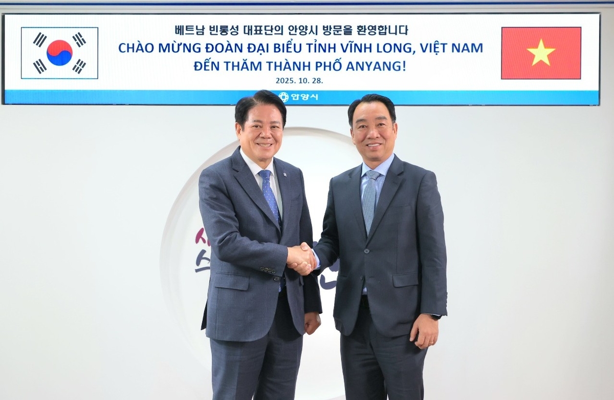 최대호 안양시장(왼쪽)과 루꽝응어이 베트남 빈롱성 인민위원장