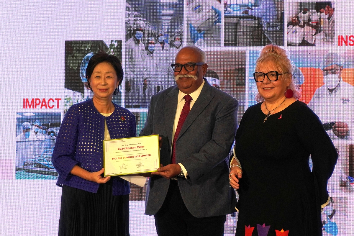 제18회 고촌상 시상식에서 종근당고촌재단 정재정 이사장(사진 왼쪽부터)과 몰바이오 다이그노스틱스 스리람 나타라잔 대표, Stop TB Partnership 루치카 디띠우 사무국장이 기념촬영을 하고 있다. [종근당고촌재단 제공]