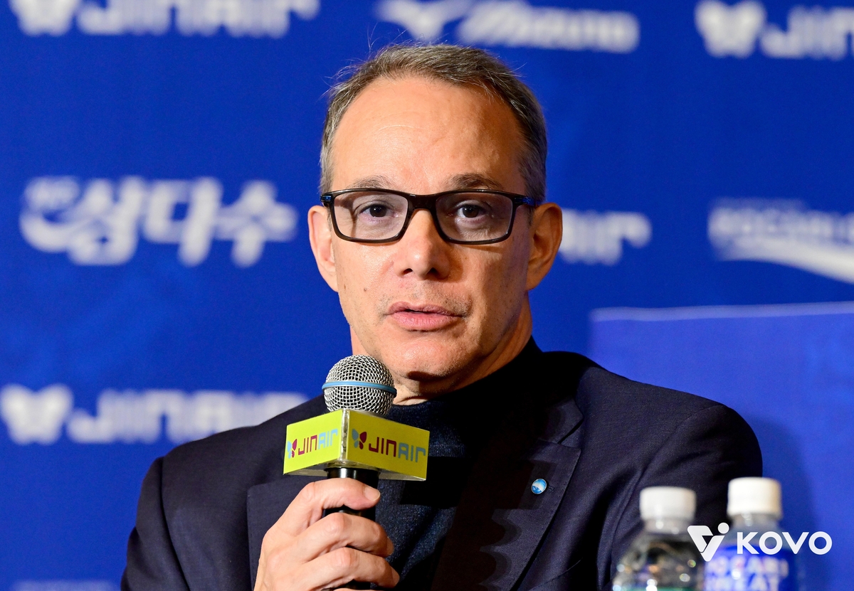 인터뷰하는 마우리시오 파에스 우리카드 감독