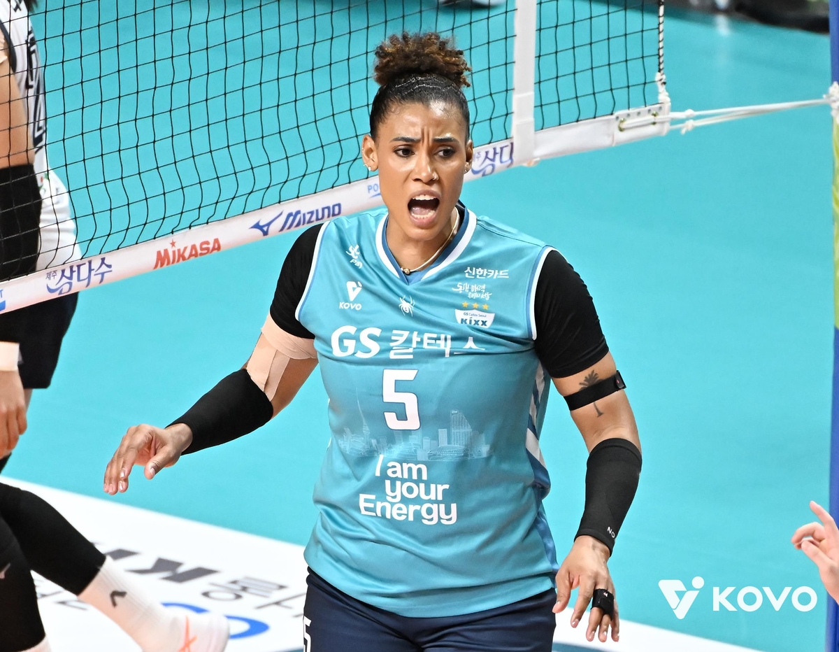 득점 후 환호하는 GS칼텍스의 실바