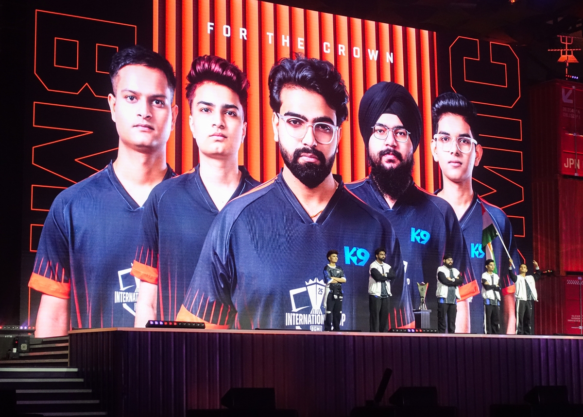 팬들에게 인사하는 인도 e스포츠 팀