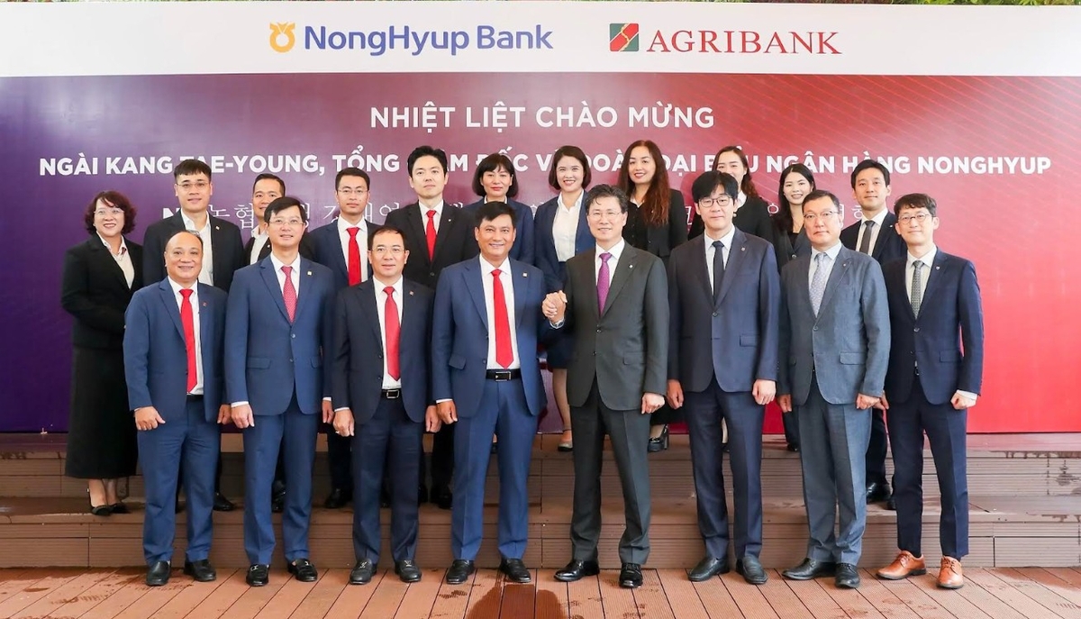 강태영 NH농협은행장(앞줄 왼쪽에서 다섯번째)이 지난달 31일 베트남 하노이 아그리뱅크 본사에서 팜 또안 브엉 행장(네번째)과 면담한 뒤 기념사진을 촬영하고 있다. [농협은행 제공]