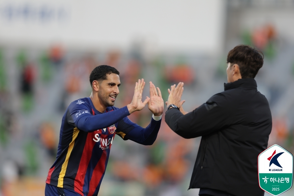 김은중 수원FC감독과 하이파이브를 나누는 싸박