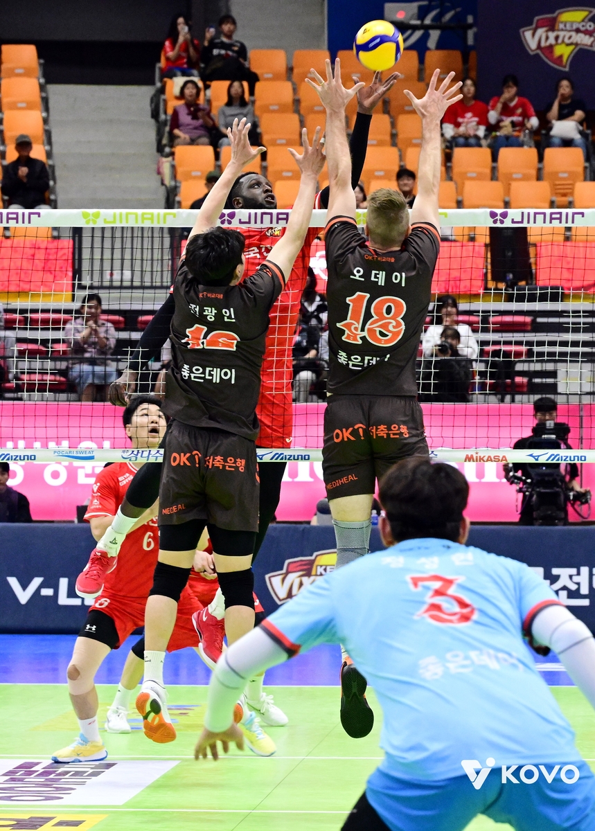 상대 블로킹을 돌파해 공격하는 베논