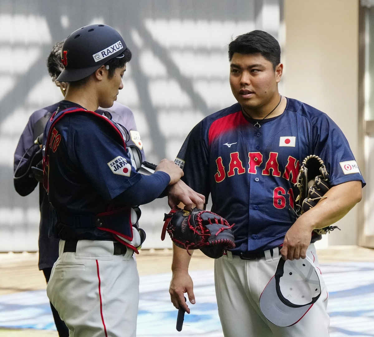 일본야구대표팀, 한국전 대비 훈련 시작…피치클록·피치컴 적응