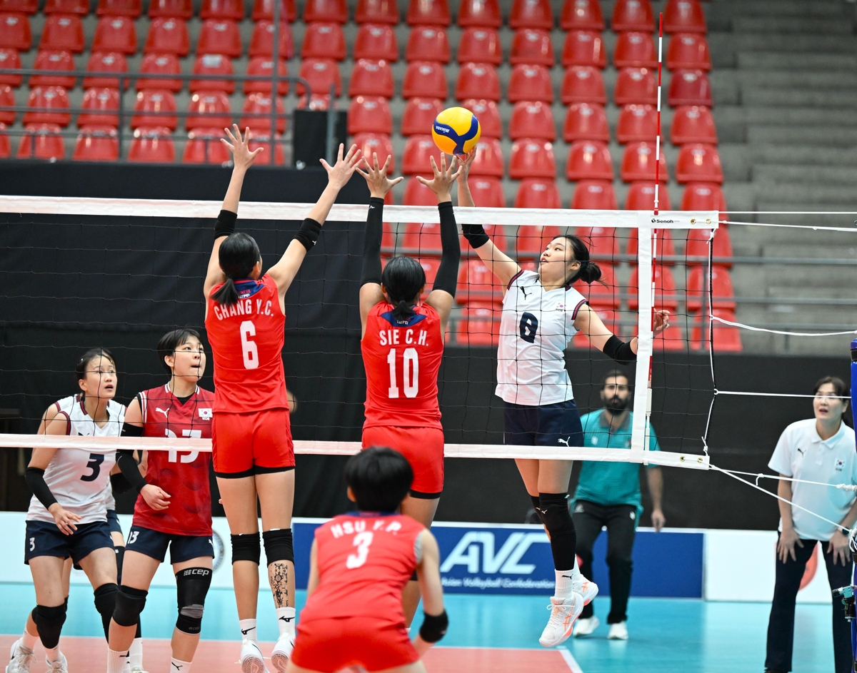 대만과 경기 펼치는 한국 U-16 여자배구 대표팀 선수들