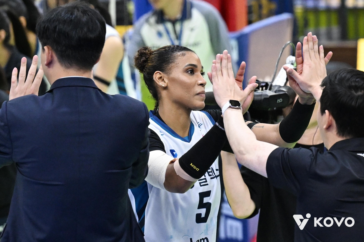 하이파이브 하는 GS칼텍스의 실바(중앙)