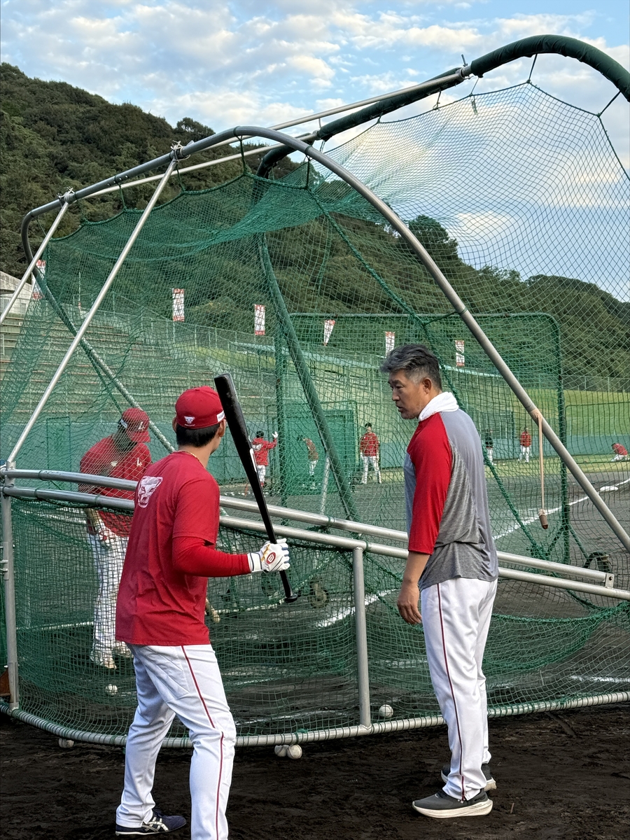 유망주 집중 캠프에서 타격 지도하는 이숭용 SSG 감독