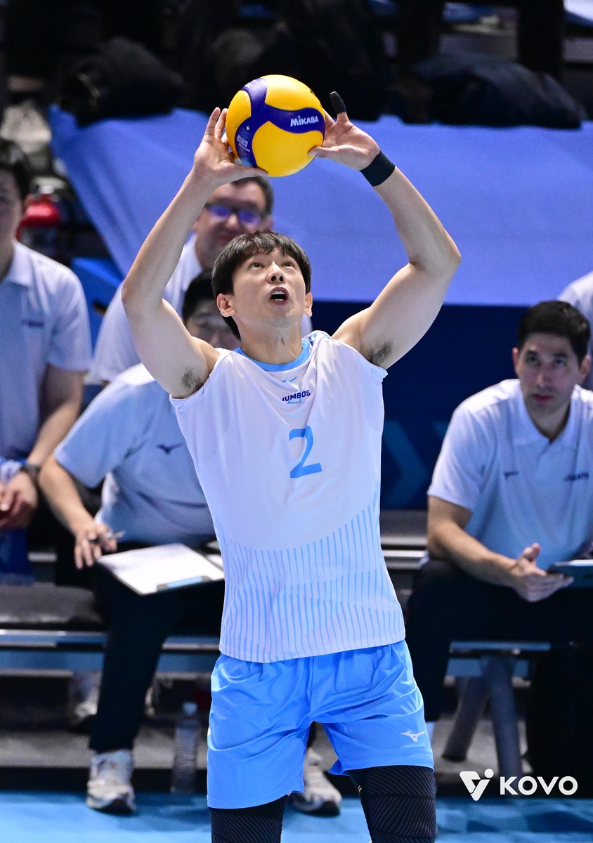 토스하는 대한항공의 한선수