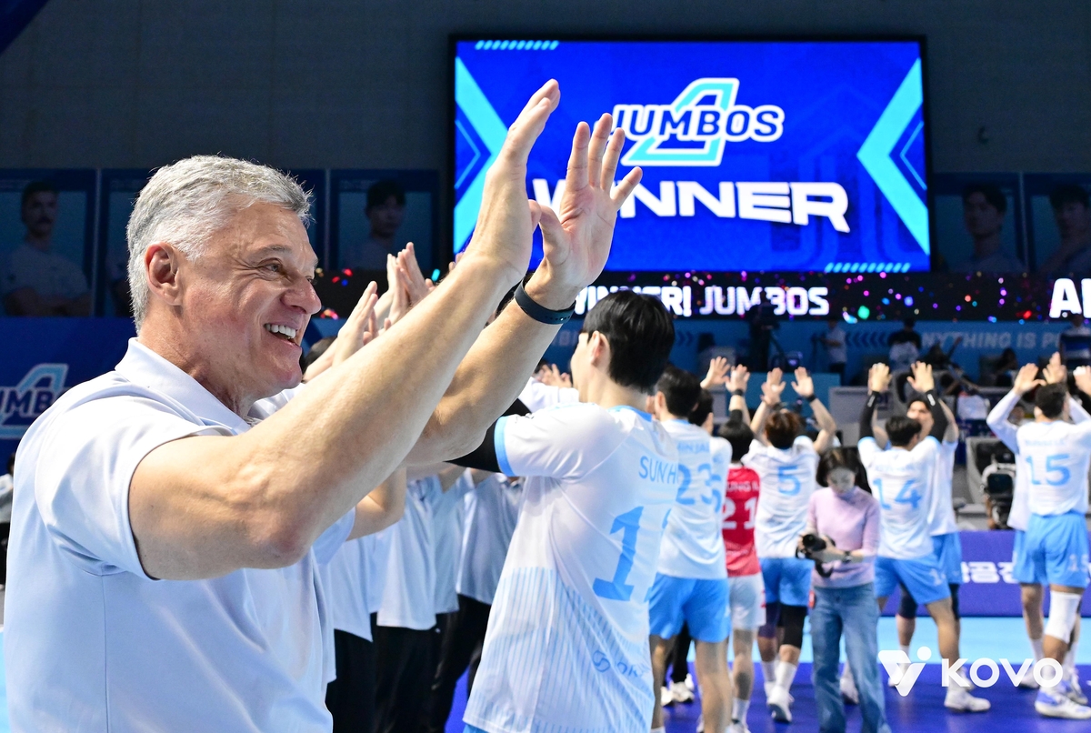 삼성화재전 승리에 기뻐하는 헤난 대한항공 감독