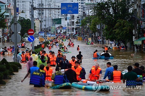 홍수로 물에 잠긴 베트남 나짱