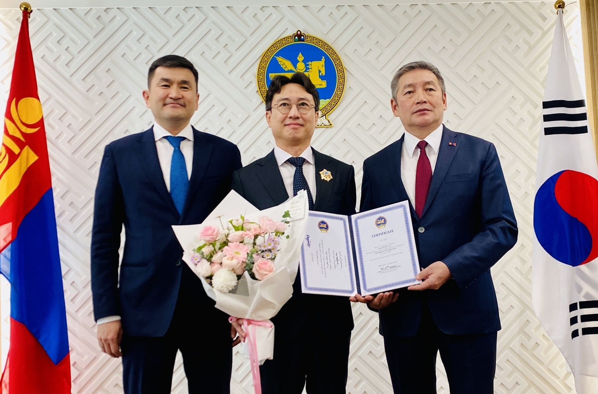 훈장 받는 송병구 교수(중앙)