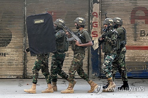 폭탄 테러 현장에 배치된 파키스탄 군인들