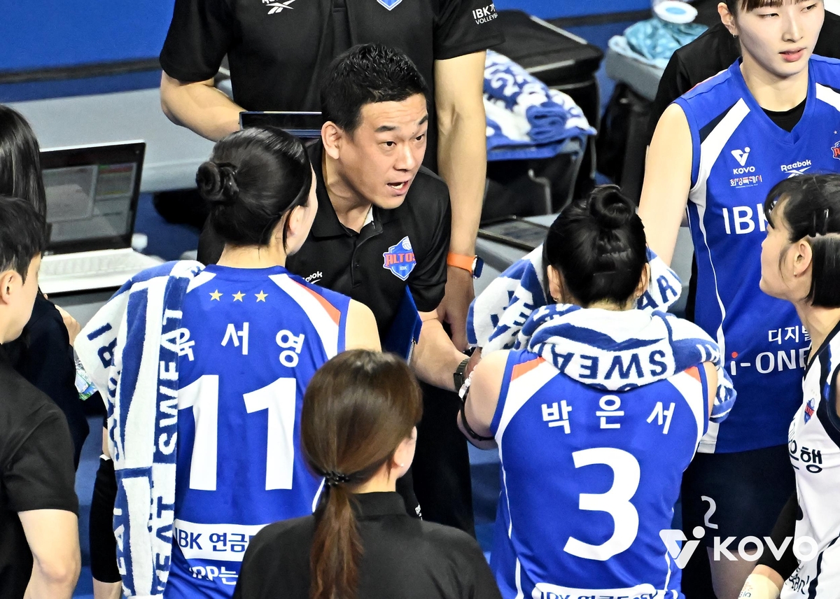 선수들에게 작전 지시하는 여오현 IBK기업은행 감독대행