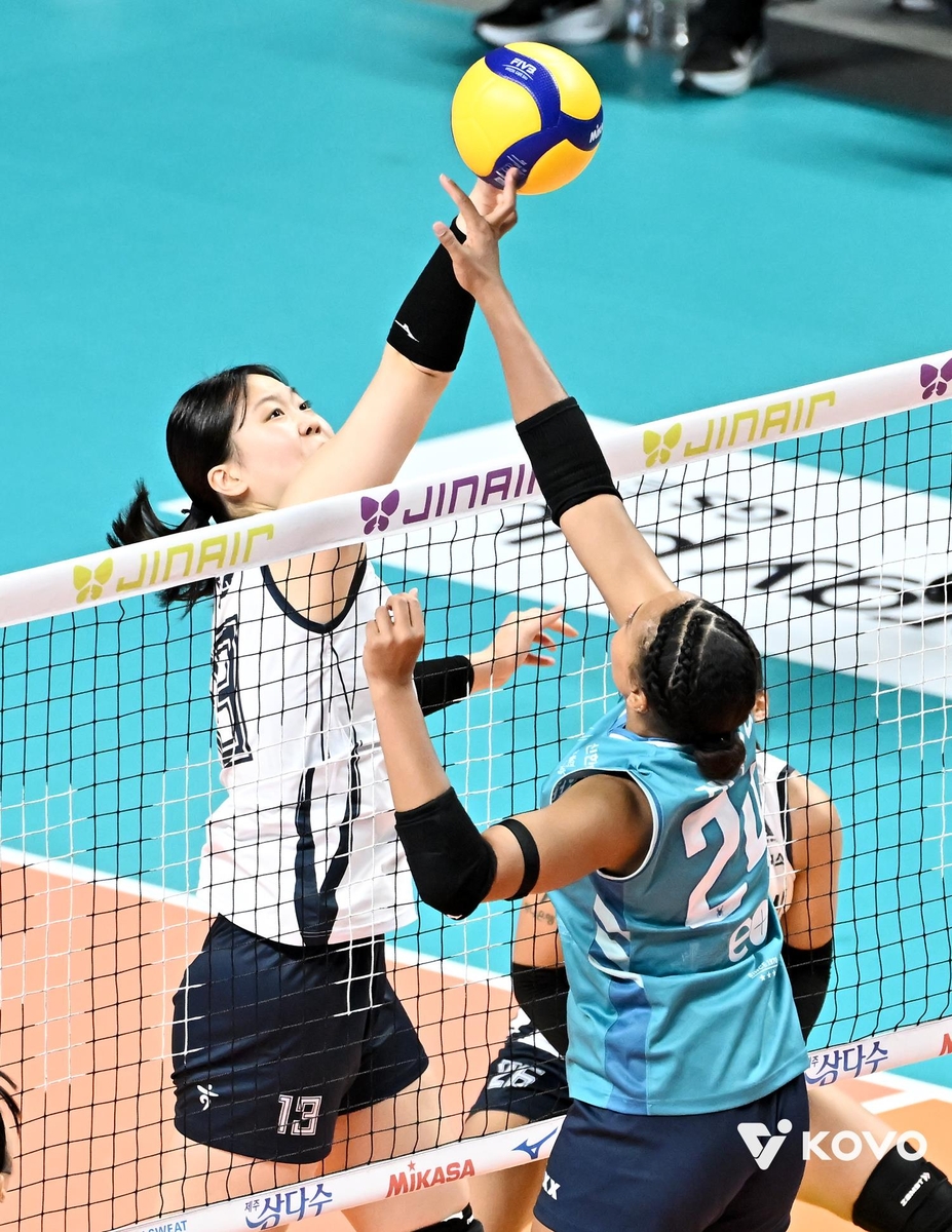 레이나와 공을 다투는 이지윤(왼쪽)