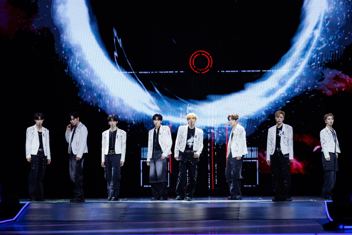 검은 리본을 착용하고 무대에 오른 그룹 알파드라이브원