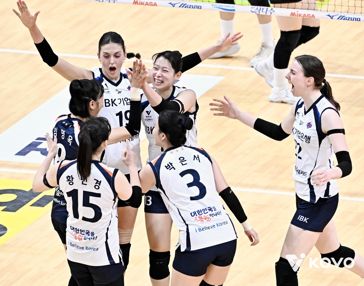 환호하는 IBK기업은행 선수들