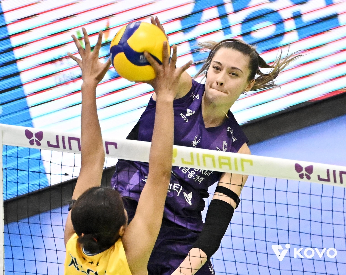 공격하는 흥국생명의 레베카(오른쪽)