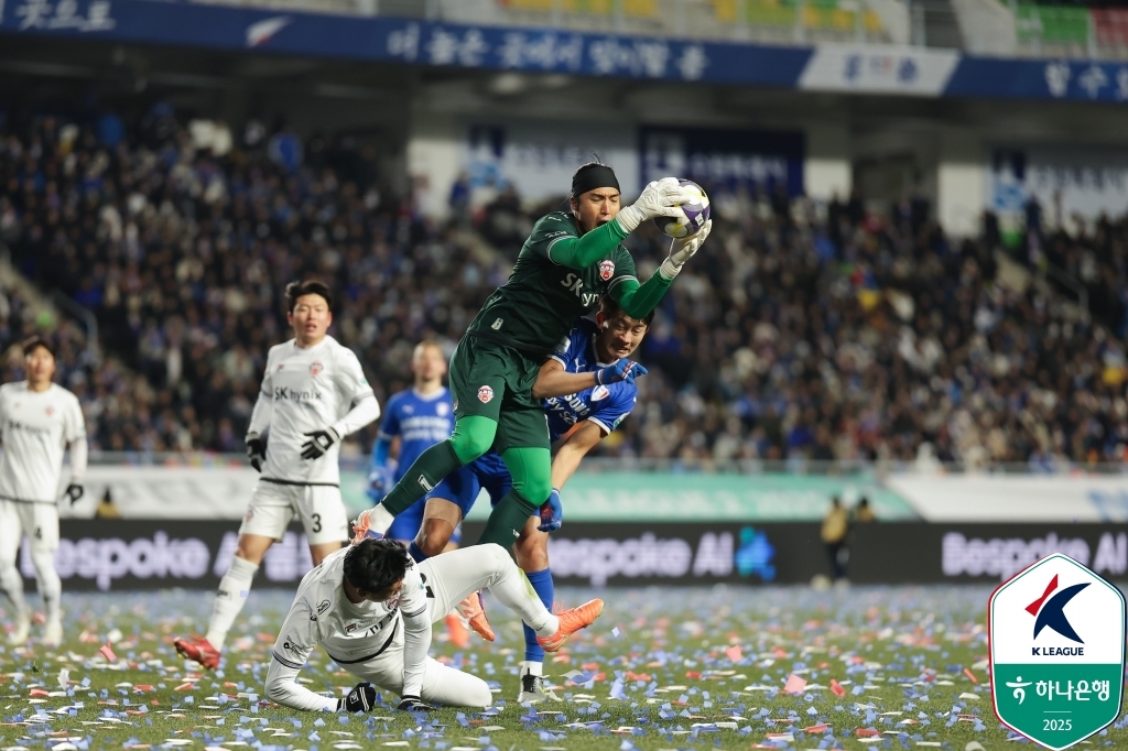 볼 잡는 제주의 김동준