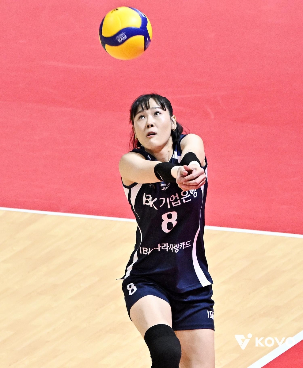 리시브하는 IBK기업은행의 리베로 임명옥