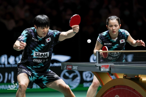 혼성단체 월드컵 혼합복식에 나선 박강현(왼쪽)과 김나영