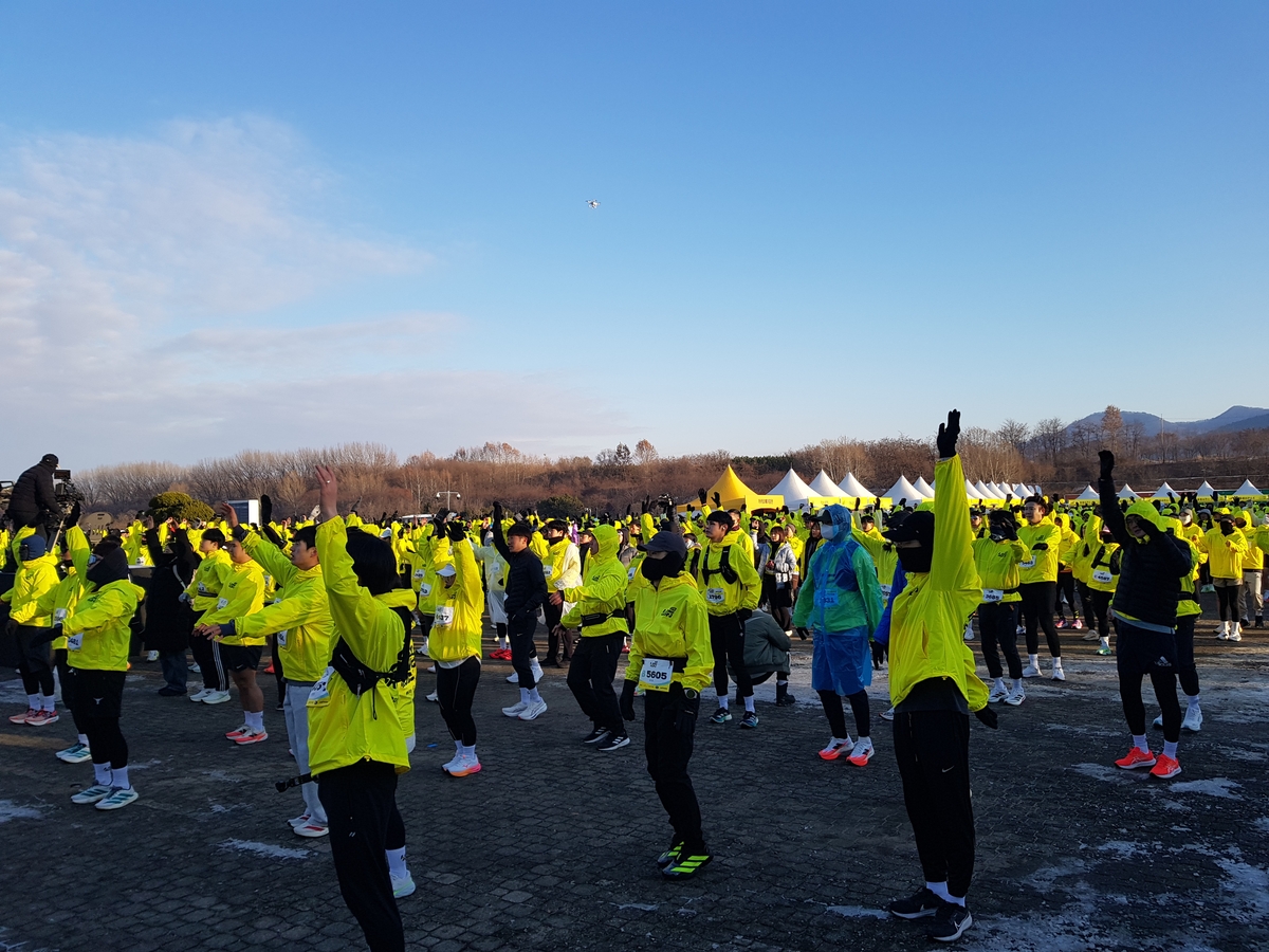 몸 푸는 '롱 런' 기부 마라톤 참가자들